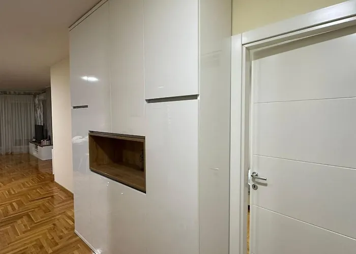 Large 2br - 6 Guests Apartment *